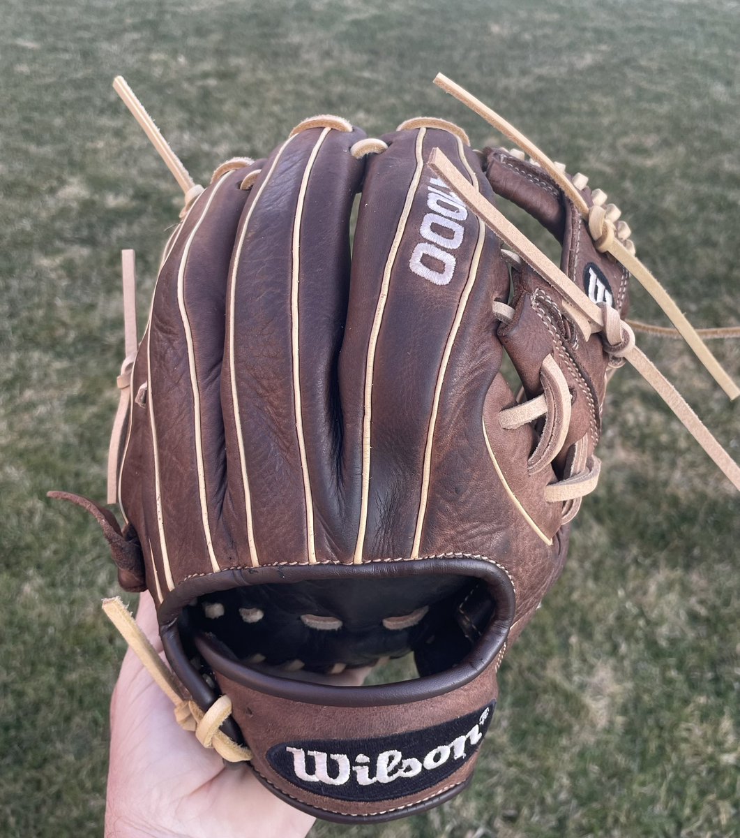 MWGloveWorks's tweet photo. Complete relace of this @wilsonballglove A1000 for Kyler Dieker. @ballplayersbalm had it’s work cut out for it on this glove but after a clean and condition it brought back the original colors. Lace was from @buyfastpitchgloves #gLOVE #relacedontreplace #Wilson #A1000 https://t.co/x18HdV5jUE