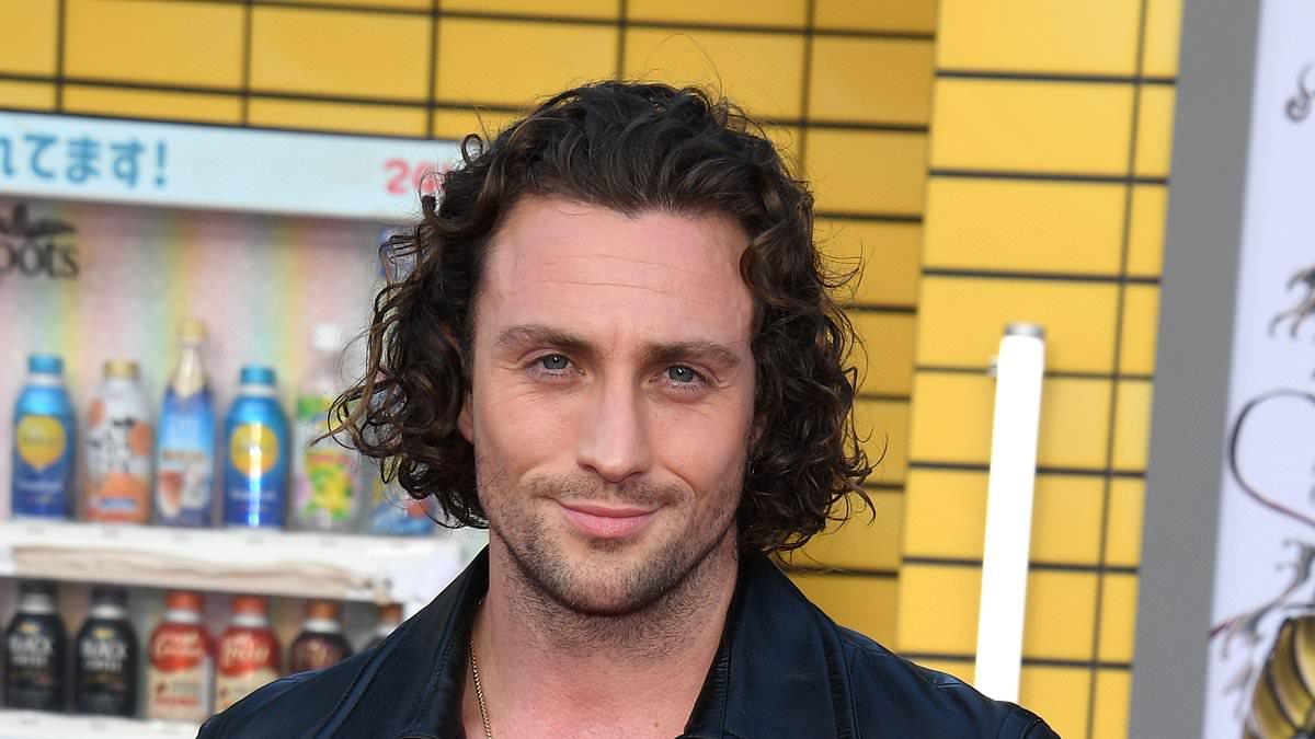 DailyMail's tweet image. The name&apos;s Johnson... Taylor-Johnson: British actor Aaron &apos;has been formally offered the chance to play James Bond and will sign contracts this WEEK&apos; trib.al/E7vrKSY