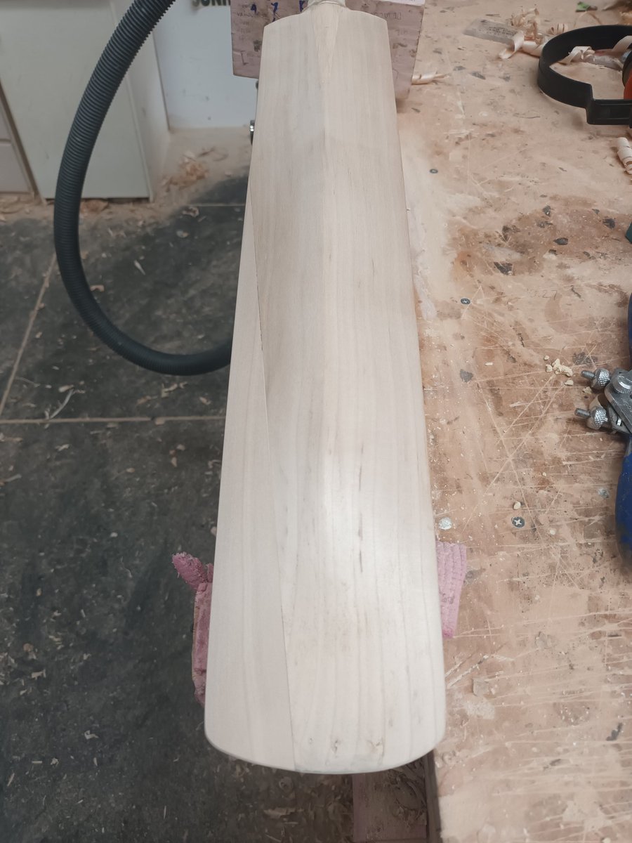 ClassicBats's tweet image. Plenty going on with this bat. Inside edge gone, 20mm nails in an attempt to hold the toe together.
Challenge accepted #graft #classic