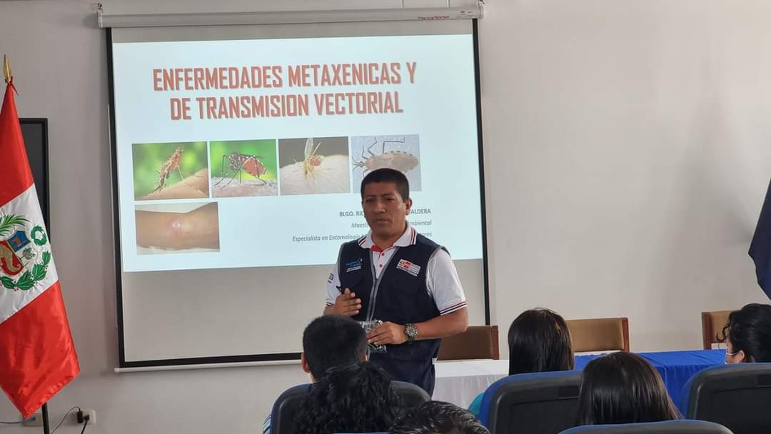 Cbiologosperu's tweet photo. #Amazonas
En #Utcubamba, biólogos 🧑🔬🔬 realizan el fortalecimiento de capacidades al personal de salud que se incorpora a los consultorios de febriles, unidad de vigilancia clínica de #dengue, vigilancia y control de #vectores y #epidemiología.
#UnidosContraElDengue🦟🚫 https://t.co/1RYT0l0RmI