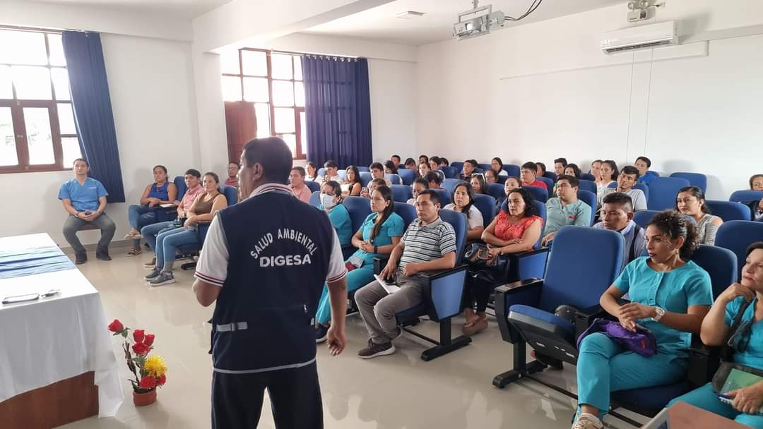 Cbiologosperu's tweet photo. #Amazonas
En #Utcubamba, biólogos 🧑🔬🔬 realizan el fortalecimiento de capacidades al personal de salud que se incorpora a los consultorios de febriles, unidad de vigilancia clínica de #dengue, vigilancia y control de #vectores y #epidemiología.
#UnidosContraElDengue🦟🚫 https://t.co/1RYT0l0RmI