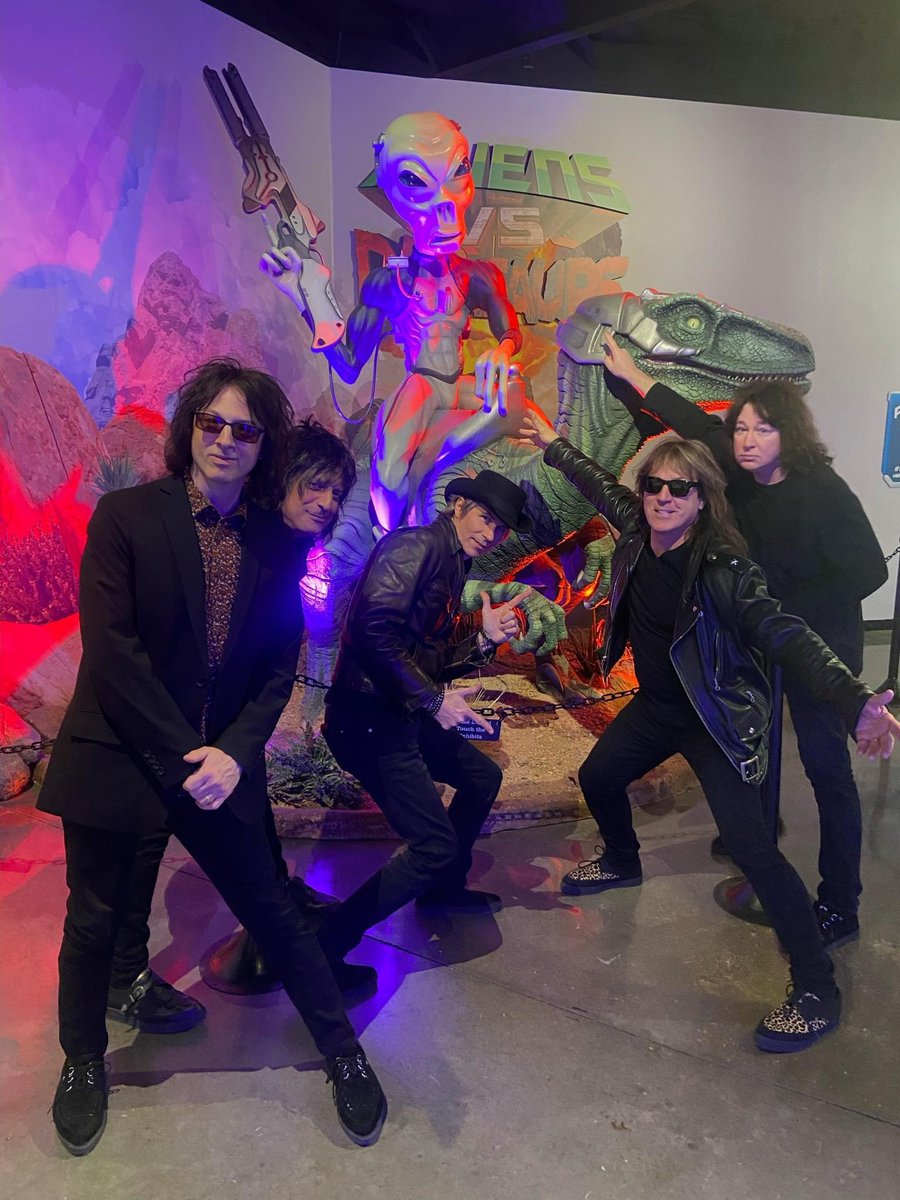 The Chesterfield Kings hanging out with aliens and The Thing! in Arizona … we’re on ore way to Phoenix for tomorrow’s show.