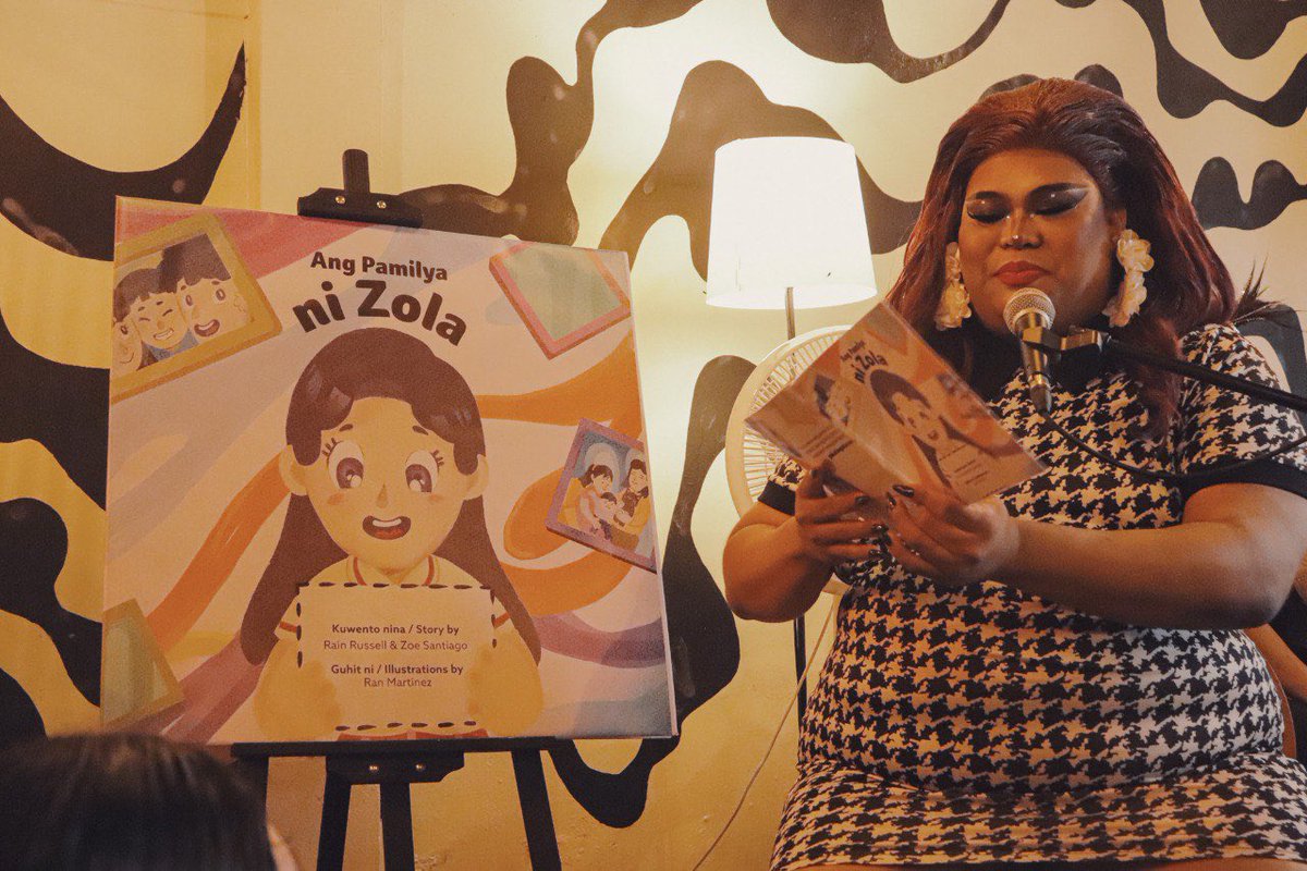lahatngbata's tweet photo. Nasa checklist ng Comedy Campy Queen na si Salmo Nella @ohmysalmyy ang makapagbasa ng kwentong pambata habang naka-drag.  Ramdam na ramdam ang emosyon sa bawat pahina.

Bilang guro, nagpaalalang mangarap tayo para sa inklusibong sistema ng edukasyong malayo sa diskriminasyon. https://t.co/oqIPUFvO6l