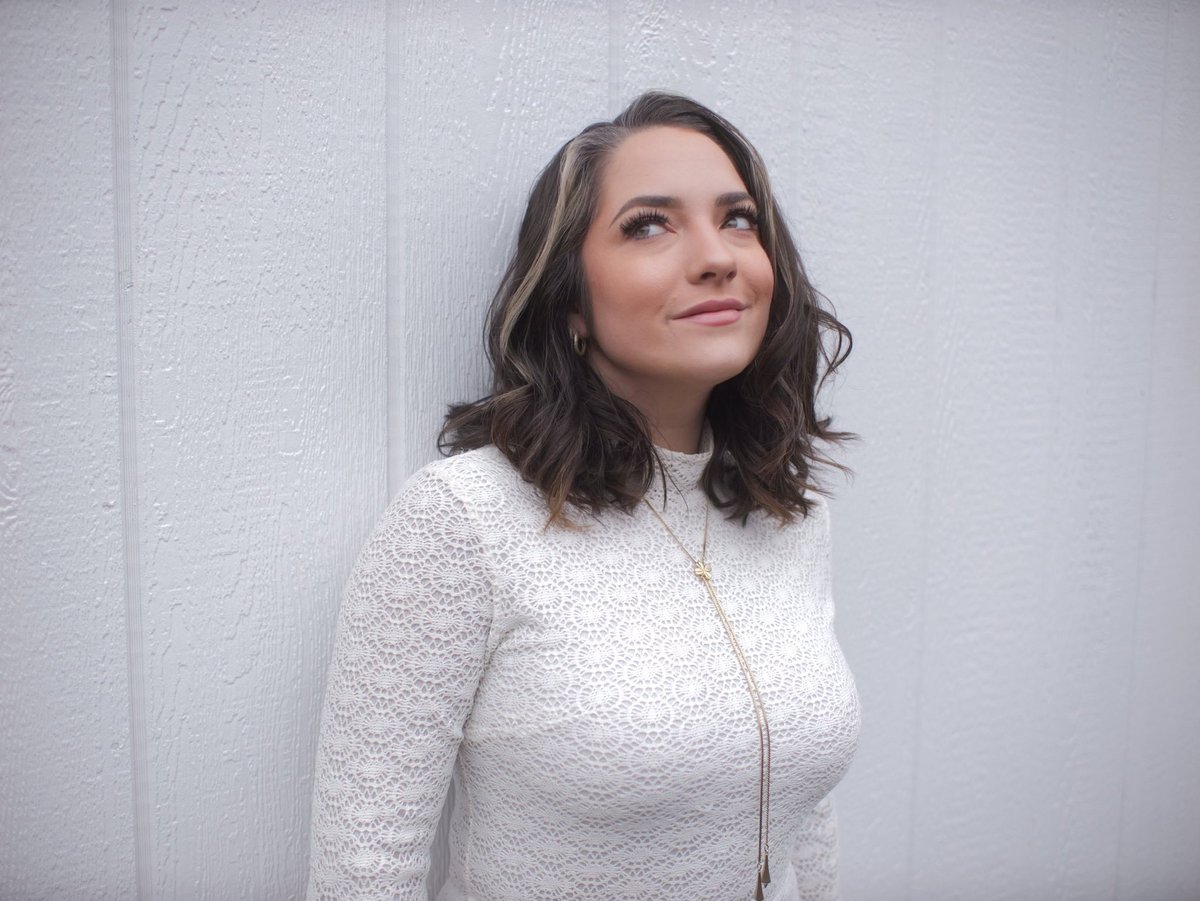 looking at Friday on the calendar like… 👀🍀 pre-save “Lucky Girl” now for clear skin and cold beer this St. Paddy’s weekend!!! cmdshft.ffm.to/LuckyGirl