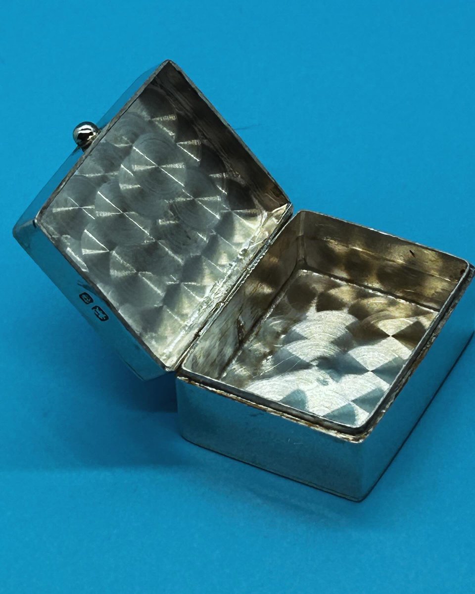 HTNantiques's tweet image. SOLD! Gorgeous #solidsilver #pillbox with beautiful engraved decoration! 

Lots of lovely #antique #vintage #retro items for sale!

happinessnostalgia.etsy.com

#gifts #giftsforhim #giftsforher #giftinspiration #home #decor #homedecor #MHHSBD #smallbusiness #smallbiz