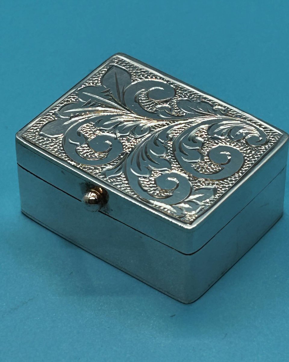 HTNantiques's tweet image. SOLD! Gorgeous #solidsilver #pillbox with beautiful engraved decoration! 

Lots of lovely #antique #vintage #retro items for sale!

happinessnostalgia.etsy.com

#gifts #giftsforhim #giftsforher #giftinspiration #home #decor #homedecor #MHHSBD #smallbusiness #smallbiz