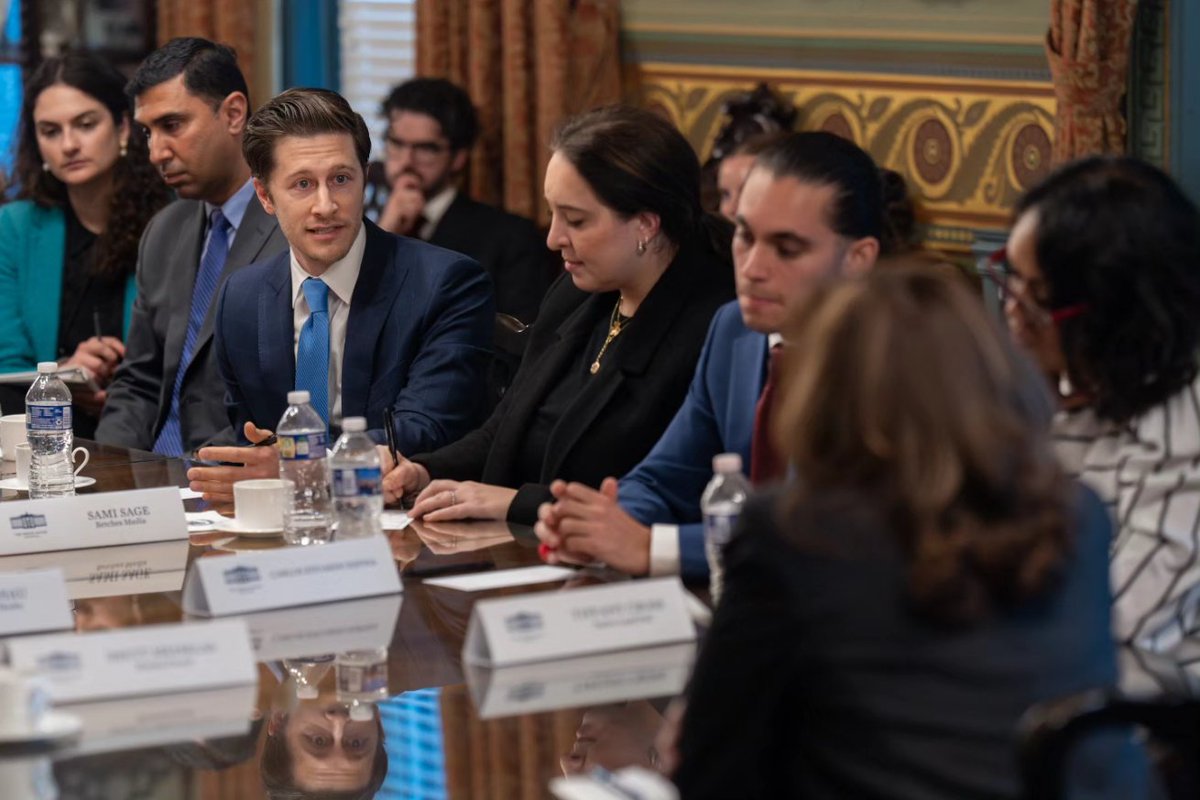 dpakman's tweet image. Last week I was invited to meet with Vice President Harris at the White House to discuss a number of different issues. Super interesting experience and met some other content creators who have built massive audiences on different platforms.