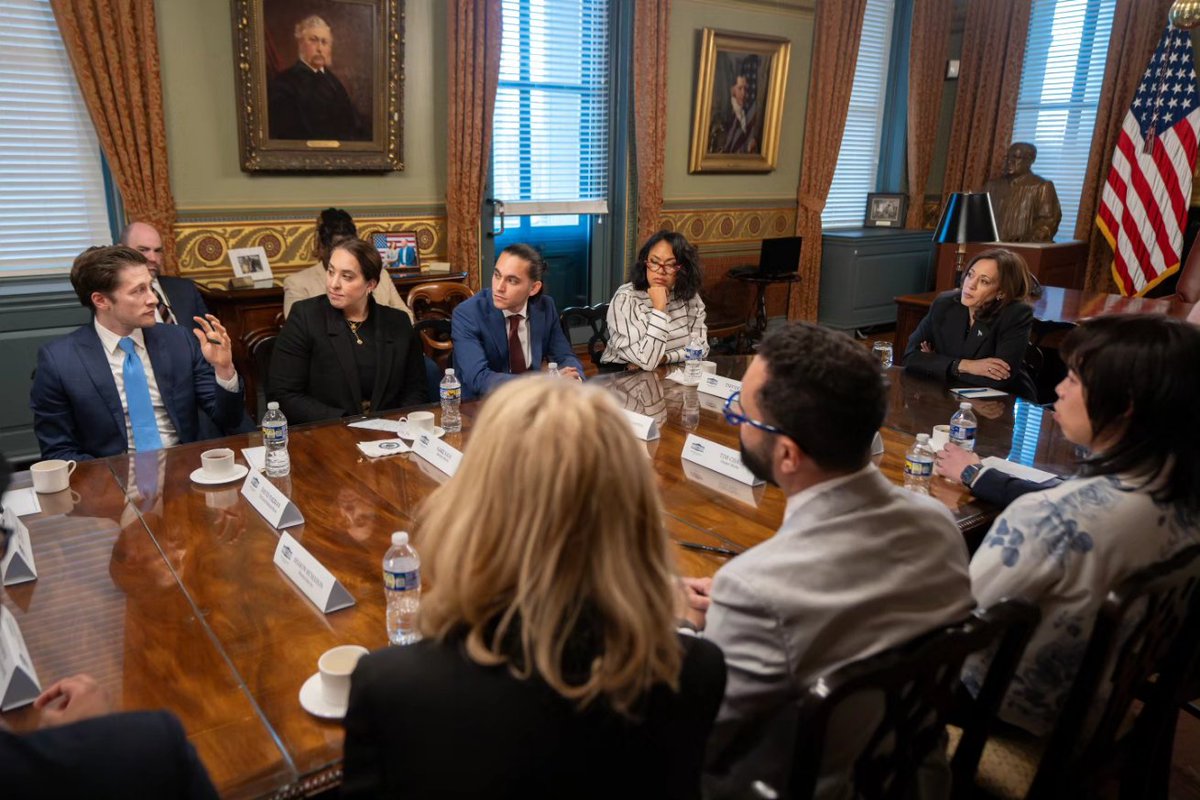 dpakman's tweet image. Last week I was invited to meet with Vice President Harris at the White House to discuss a number of different issues. Super interesting experience and met some other content creators who have built massive audiences on different platforms.