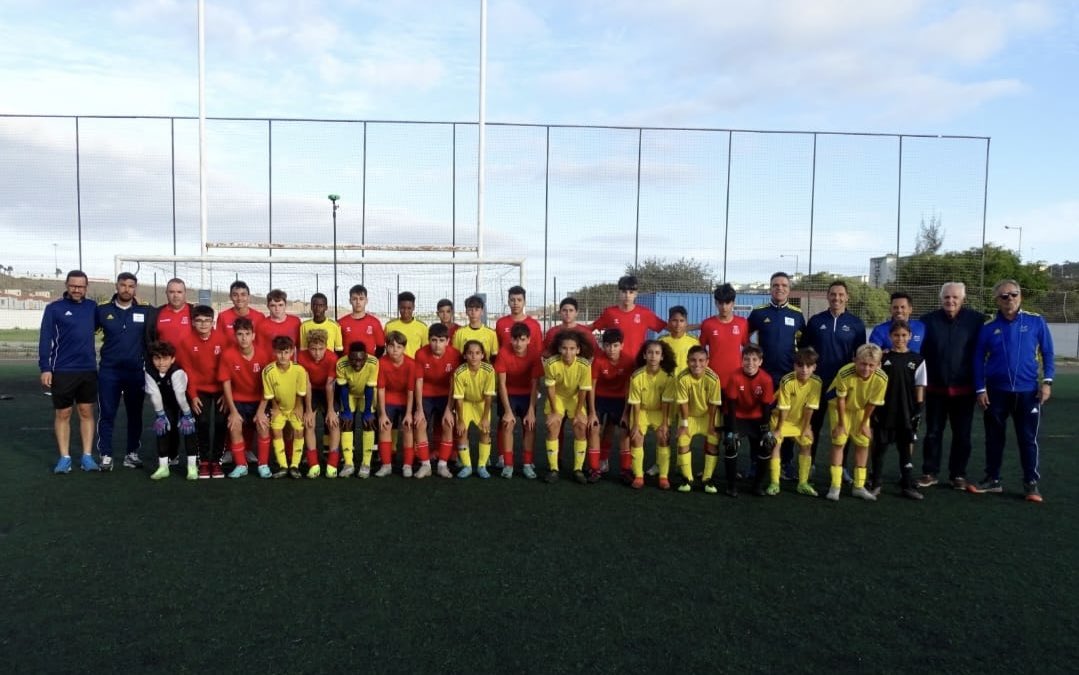 UD_TELDE's tweet photo. 👏🇮🇨 Desde la UD Telde queremos agradecer a la @FFLasPalmas por la invitación para que nuestro equipo fuera partícipe de la preparación de la Selección Canaria Sub12 de cara al Campeonato de España.

🙏 ¡Les deseamos mucha suerte!🍀 💙❤️ https://t.co/kZSutwPR3z