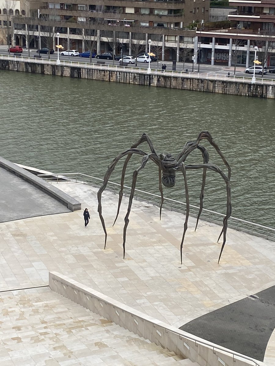 pjacksonphilip's tweet photo. Afternoon in Bilbao. Dogs and spiders. https://t.co/7OX8yVsHsp