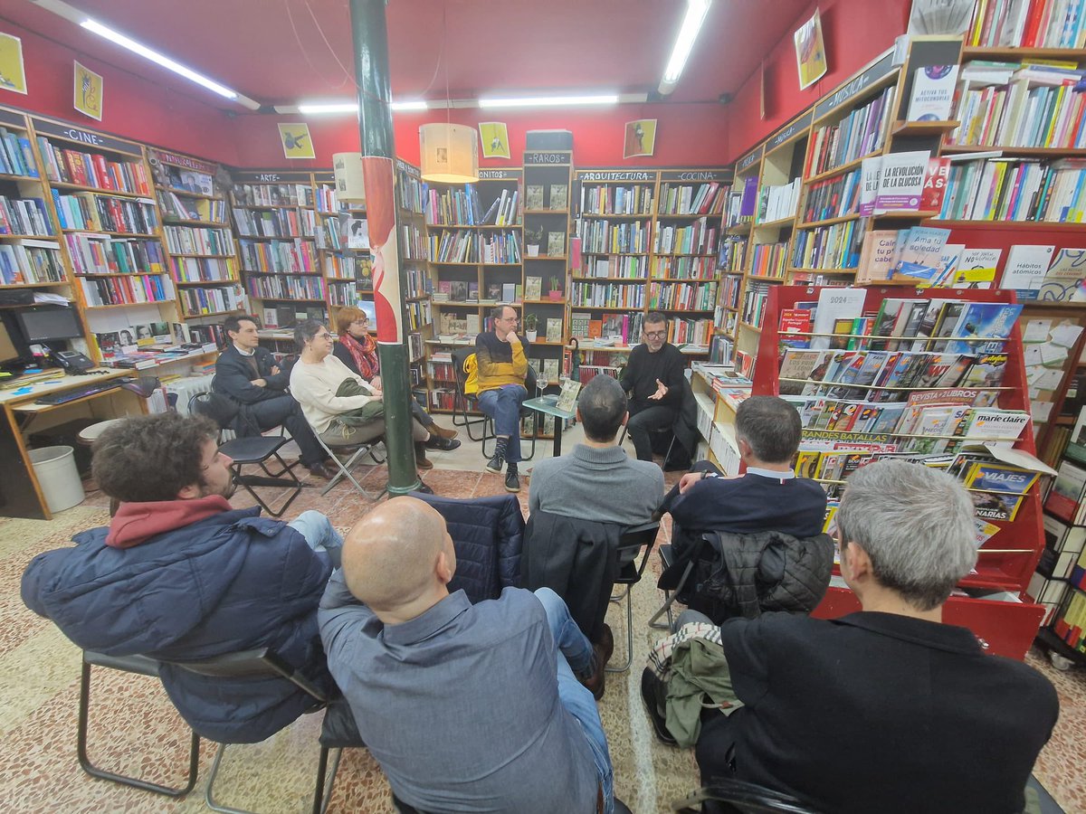MiquelCarr's tweet photo. @IcariaEditorial @LibreriaCamara @eLankidetza @ONGDeuskadi @CoordiONGD @fueguitosalamar Eskerrik asko a @paulortegae por las fotos, la cuadrilla y la complicidad, a @fueguitosalamar por la compañía y a @LibreriaCamara por hacer posible la presentación de #PolloconMangos @icariaeditorial en #Bilbao. Un verdadero placer! https://t.co/kx6EBjtDi3