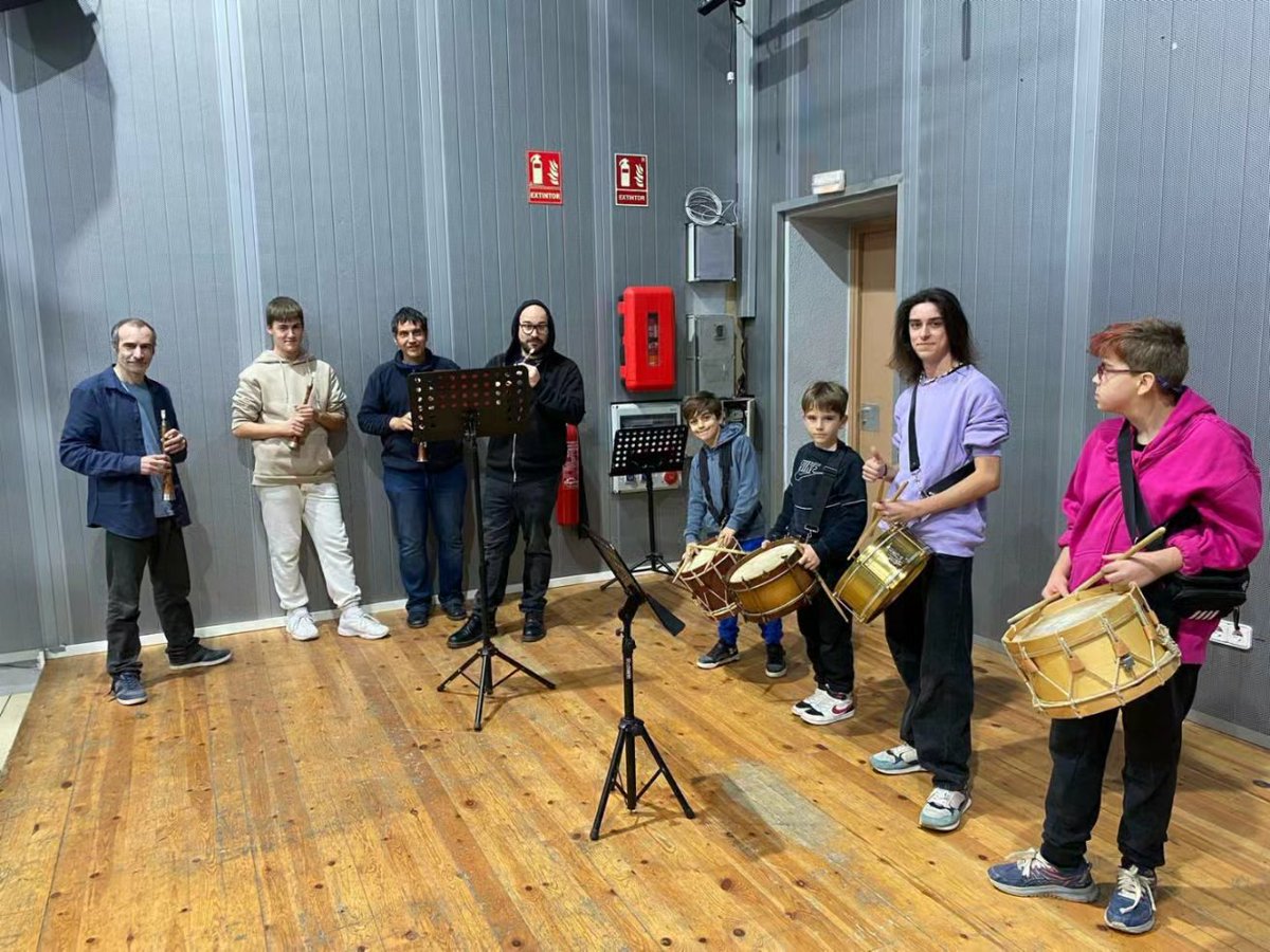 AuladeSons's tweet photo. ⏩ CONJUNTS
Divendres l'alumnat de gralla i timbal es van trobar per acabar de polir quatre detalls de cara al Tastet 2024!
I vosaltres? Ja esteu preparats? 🤩
#conjunts #assaig #tastet2024 https://t.co/g7rkSXzZh0