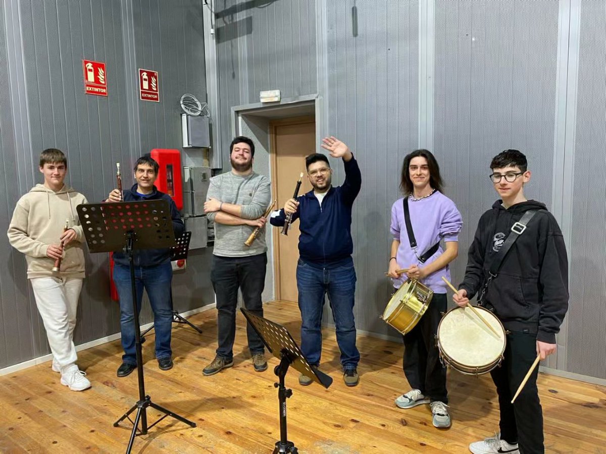 AuladeSons's tweet photo. ⏩ CONJUNTS
Divendres l'alumnat de gralla i timbal es van trobar per acabar de polir quatre detalls de cara al Tastet 2024!
I vosaltres? Ja esteu preparats? 🤩
#conjunts #assaig #tastet2024 https://t.co/g7rkSXzZh0
