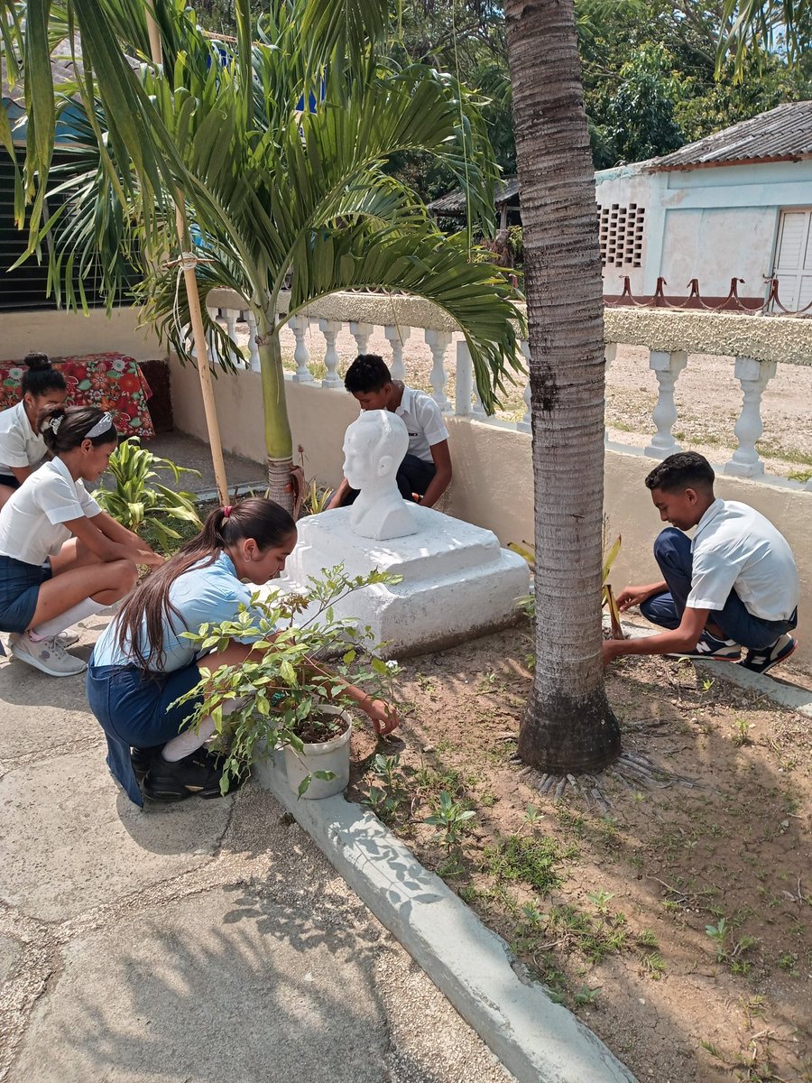 JorgeMolin58659's tweet photo. Como parte del cumplimiento de las Actividades Complementarias, se efectúa en la ESBU Camilo Cienfuegos Gorriarán en #TercerFrente #SantiagoDeCuba la atención al busto del Héroe Nacional #JoséMartí. #CubaViveEnSuHistoria https://t.co/qXWoY81FnB