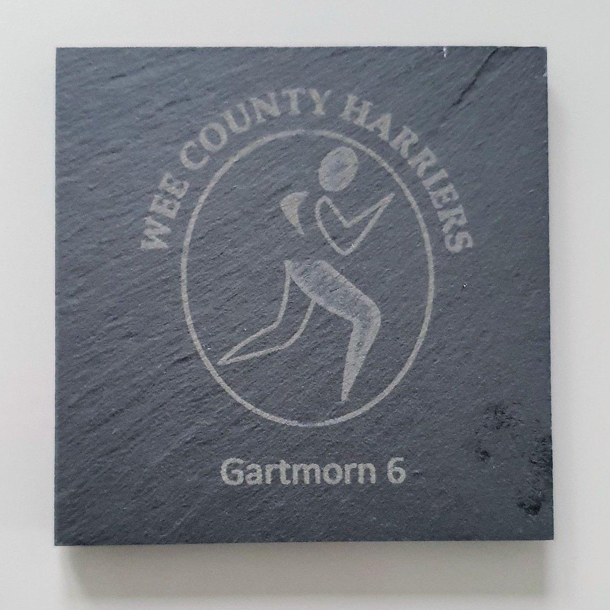 Loving this slate coaster in yesterday's Gartmorn 6 #TrailRun finish-line pack. Definitely better than a finisher's medal.

And a good feed too, thank you <a href="/WeeCountyHarr/">Wee County Harriers</a>. Great effort from <a href="/PitreavieAAC/">Pitreavie AAC</a> and all participants: in some quite dreich conditions.

#running #Mondayvibes