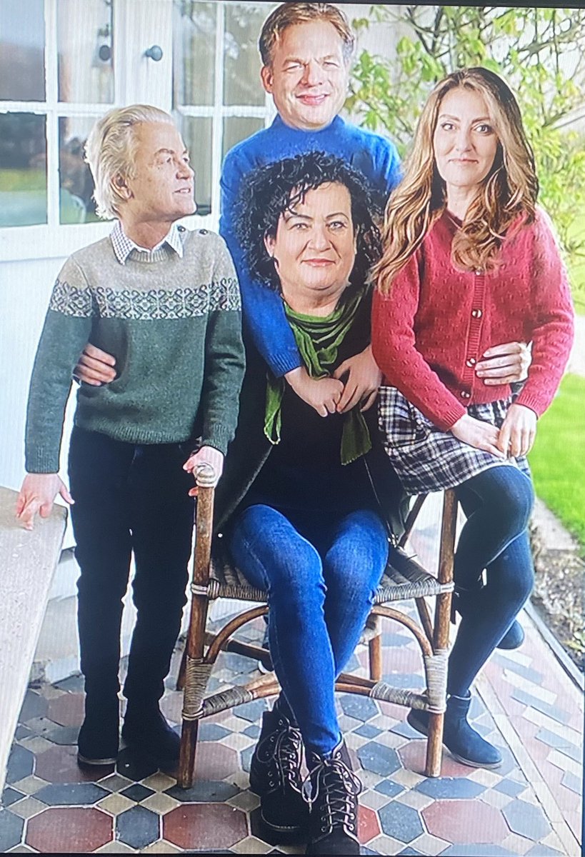Hahaha Om te bewijzen dat alles goed gaat heeft Kim putters de volgende foto vrijgegeven van het formatie-overleg, maar boze tongen beweren dat er met de foto geknoeid is 😂 #avondshow