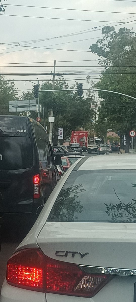 adrianawelsh's tweet photo. @Alcaldia_Coy desde las 6:30am el semáforo del eje 10sur y Cerro del Agua no sirve!! Es un cruce complicado y peligroso!! Por favor!!! Para que lo puedan hacer funcionar bien!! https://t.co/fhcAUviytL