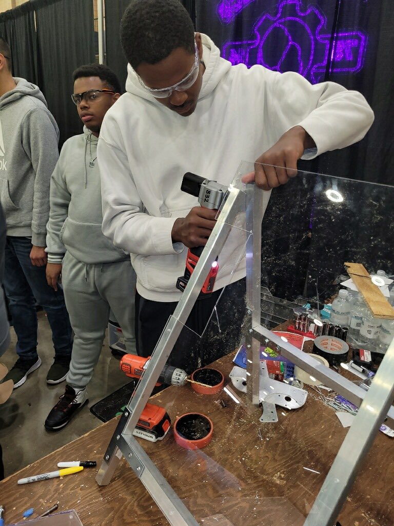 UGHSprincipal's tweet photo. Our engineering students participated in competition this weekend and got some great exposure to other robots and team building. @HHS_Conyers https://t.co/Aj74meryUz