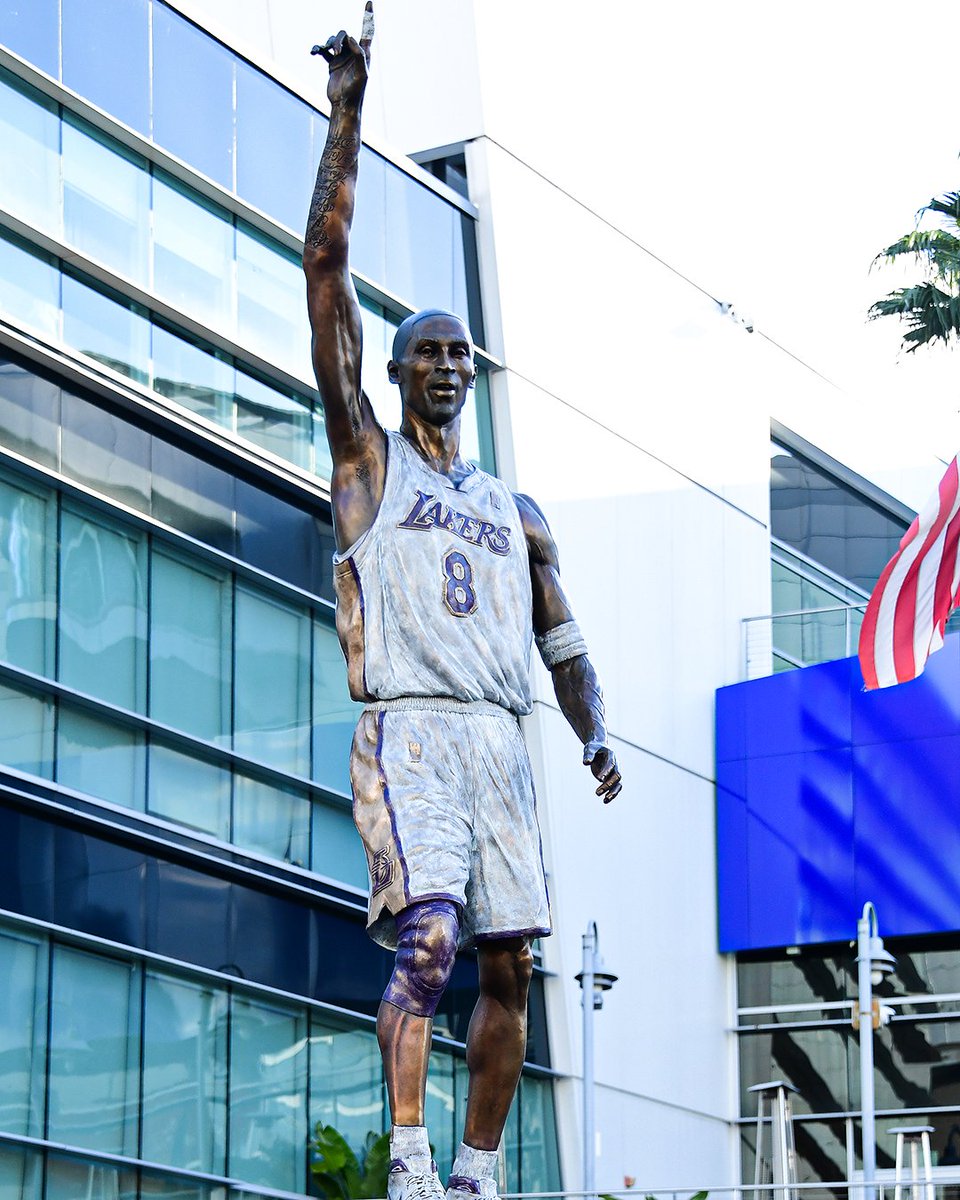 Jose_Ajero's tweet photo. BUUUUFFFF... la Estatua de Kobe tiene 4 errores de ortografía y uno es el apellido CALDERÓN!!!!!
#LABOLANOMIENTE
#ListosParaRomperla https://t.co/vExKqmkwDi