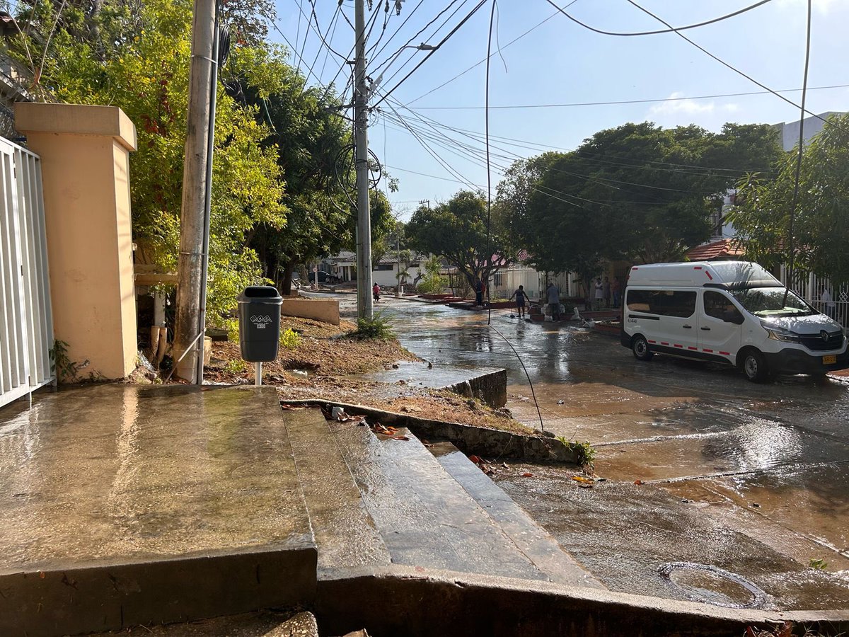 SomosTripleA's tweet photo. Triple A informa que sobre las tres de la tarde de este lunes 11 de marzo, se presentaron oscilaciones de energía que provocaron sobre las tuberías de conducción el denominado golpe ariete. Debido a este fenómeno ocurrió una fractura en la tubería de conducción de la Estación Recreo, a la altura de la calle 63B con Carrera 35.