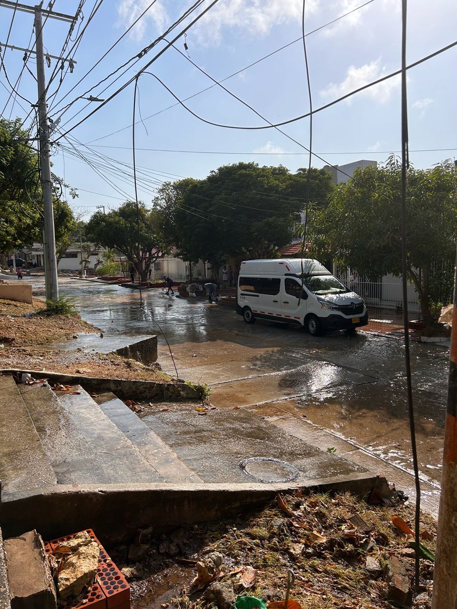 Triple A informa que sobre las tres de la tarde de este lunes 11 de marzo, se presentaron oscilaciones de energía que provocaron sobre las tuberías de conducción el denominado golpe ariete. Debido a este fenómeno ocurrió una fractura en la tubería de conducción de la Estación