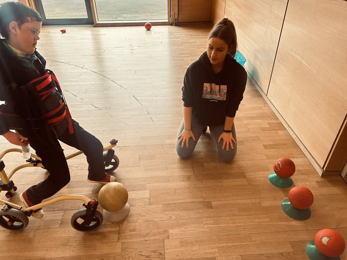 👋 It’s a goodbye and a massive thank you to Rebecca from @uwshls 

🙌 R has been on placement with us at @IsobelMair and has been delivering multi skills sessions to both primary and secondary pupils.

⚽️ Here she is with the main man V. 🎯 

#Gratitude #VolunteerSpotlight