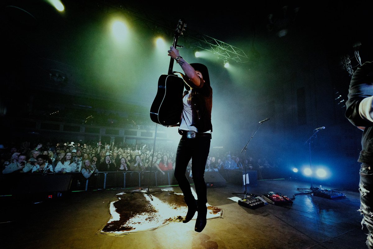 BrettKissel's tweet photo. Smiling ear to ear today going through photos from #TheCompassTour!!! 🧭
THANK YOU, TORONTO, FOR AN INCREDIBLE NIGHT!!!! KEEP THAT ENERGY HIGH, ‘TILL NEXT TIME!!!!! 🤘
#toronto #countrymusic #canadiancountrymusic #countryconcerts https://t.co/rQGUDgeRi9