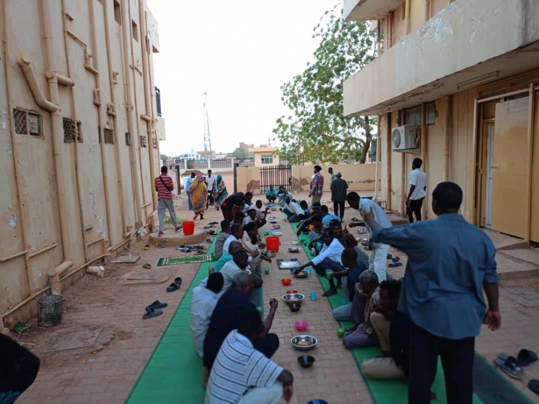 _MalazEmad's tweet photo. 1/رمضان

إفطار متطوعي غرفة طوارئ شرق النيل بمستشفى البان جديد 
#السودان_خارج_التغطية https://t.co/nABmpuQeJv