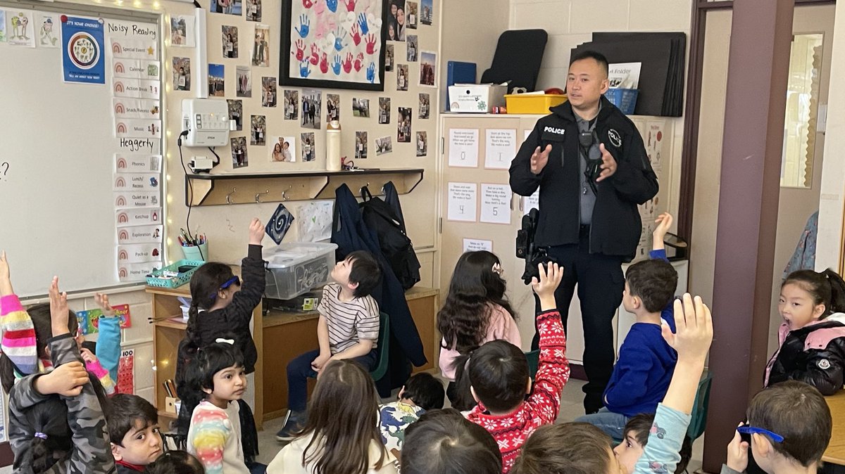 Cst. Jack Yee joined our Kindie classes ⁦<a href="/westcot_school/">Westcot School</a>⁩ ⁦<a href="/Ms_H_Oates/">Hannah Oates</a>⁩ ⁦<a href="/ms_mooney_class/">Haley Mooney</a>⁩ to share community connections provided by our ⁦<a href="/WestVanPolice/">West Vancouver Police Department</a>⁩. Thank you!