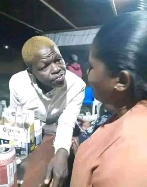 Him: O dula le mang ko o dulang teng?
Her: My parents
Him: O trainer le bona?
Her: Bo mang?
Him: Ma-Pirates ao?