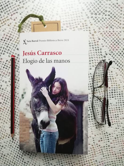 ABecerra10's tweet photo. Se ha hecho de rogar, pero ya andamos entre manos con este "Elogio" del "maestro" Carrasco
«Pretender ser exacto con esa memoria es tan absurdo como querer encontrar una unidad de medida para el amor o para la decepción».
#JesúsCarrasco #ElogioDeLasManos #PBB24 @Seix_Barral https://t.co/6SCYF4mQOe