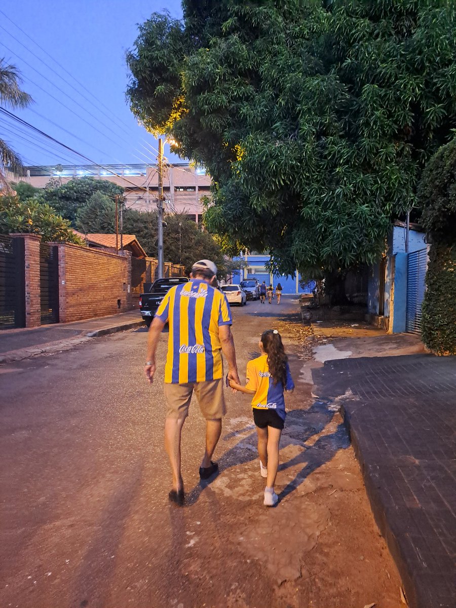 Nuestros genes son portadores de información genética que se transmite de una generación a la siguiente, he aquí una muestra de ello. Gracias Papá 😍💙💛🇺🇦 hay sangre Luqueña para rato 👌🏼