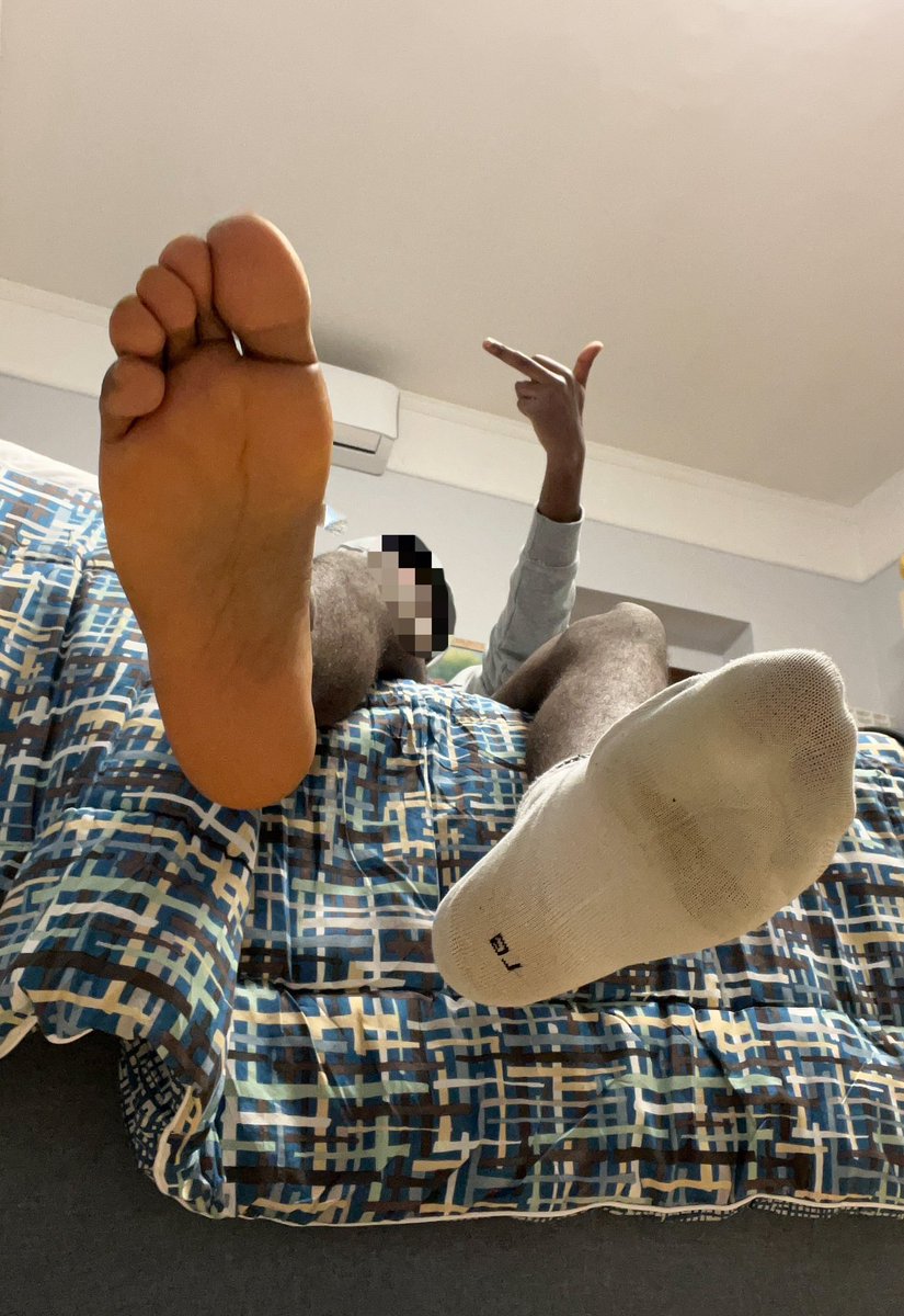 ivorianfeet's tweet photo. appena tornato dalla palestra💪🏾annusa bestia🫵🏾💦⚠️ #blackmaster #moneyslave #cashmaster #findom #malesfeet #footfetish #nikesocks #whitesocks #blackfeet #feet https://t.co/6AO38zyjM6