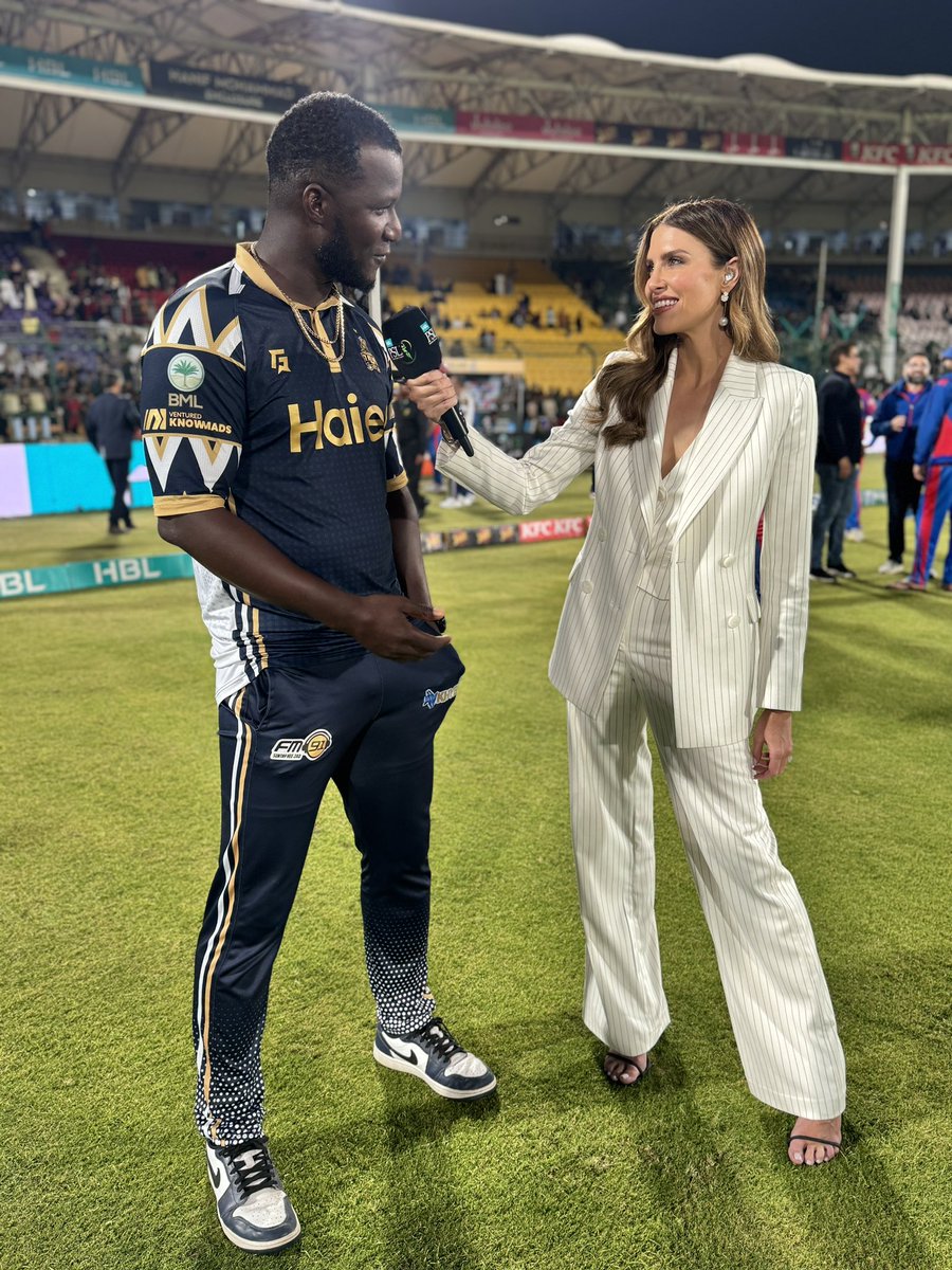 He’s a happy coach! @PeshawarZalmi win and go top of the table! All smiles from @darensammy88