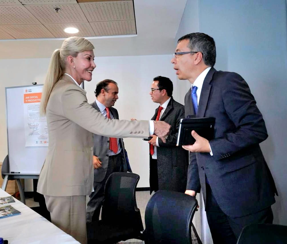 GobValle's tweet photo. ¡Unidos por las obras que generen desarrollo y competitividad!

Con @MinTransporteCo y la @ANI_Colombia firmamos convenio de entendimiento para sumar esfuerzos en proyectos estratégicos para el Valle como el Dragado del Canal del Puerto de Buenaventura y el Tren de Pacífico. https://t.co/P85IMP3i35