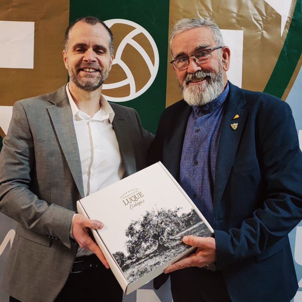 Este sabado, Rafael Jimenez, vicepresidente de <a href="/cordobafutsal/">Córdoba Patrimonio de la Humanidad</a>, hizo entrega a Miguel Izquierdo, coord. gral. del FS Santa Coloma de un obsequio cortesía de nuestra empresa.
Hicimos un buen partido pero no pudimos conseguir la victoria: 2-4.
Se puede!
#luqueecologico #luqueorganic