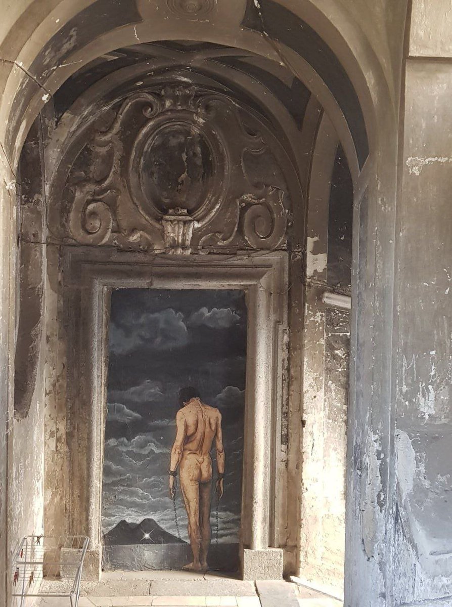 Michela_Russ0's tweet photo. Titre du stencil (#Zilda):
"Le vent pèse aussi lourd que les chaînes" . @NapoliDaVivere ce stencil à #Naples a été fait en 2015 par un street art français qui s'appelle #Zilda, le #Bansky de #Rennes. Il se trouve dans un bâtiment historique du 'Rione Sanità', palazzo Sanfelice (baroque napolitain). Le Vésuve est en arrière-plan dans le stencil. Je l'avais pris en photo un jour d'été 👇😍 (Photo by me)