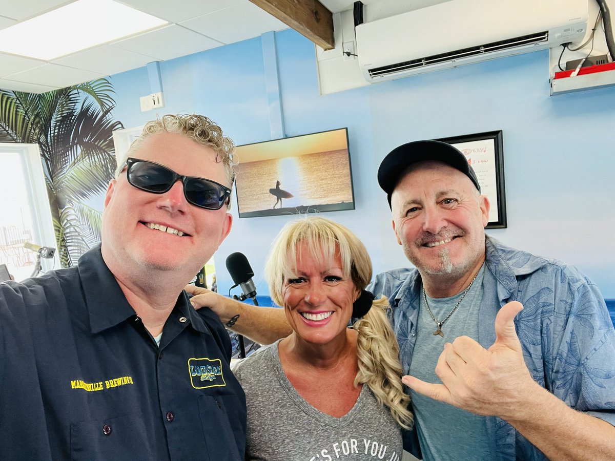 mackiefries's tweet photo. The hug all parrotheads needed! Thanks for the visit and stories! CHEERS 🐬👍🙏❤️😊@JDSpradlin @radiomville 
#jimmybuffett
#parrotheadforever https://t.co/Ejw2ctW3FP
