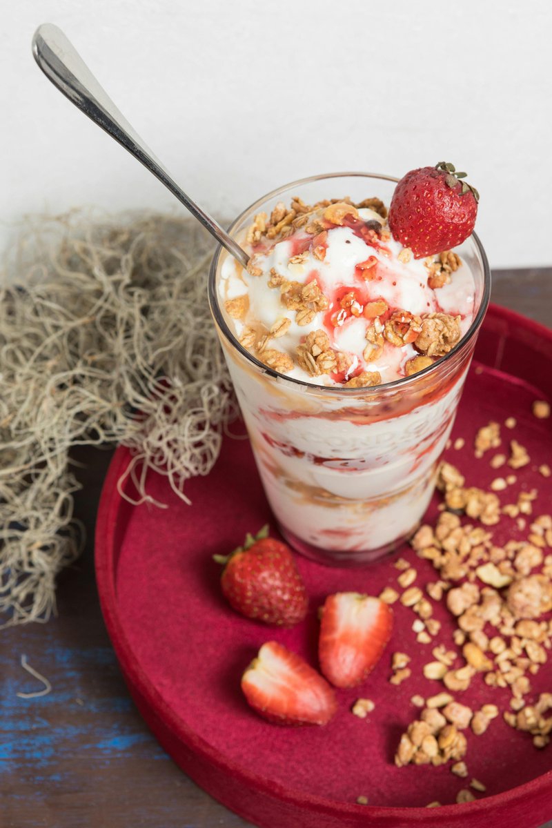 NikkiesKitchen's tweet image. Quick snack alert! Try our easy Parfait: Greek yogurt, fresh berries, honey, and granola. Just layer them up, and voila! A delicious and healthy snack in no time!  #QuickSnack #Parfait #HealthyEating #Snacks