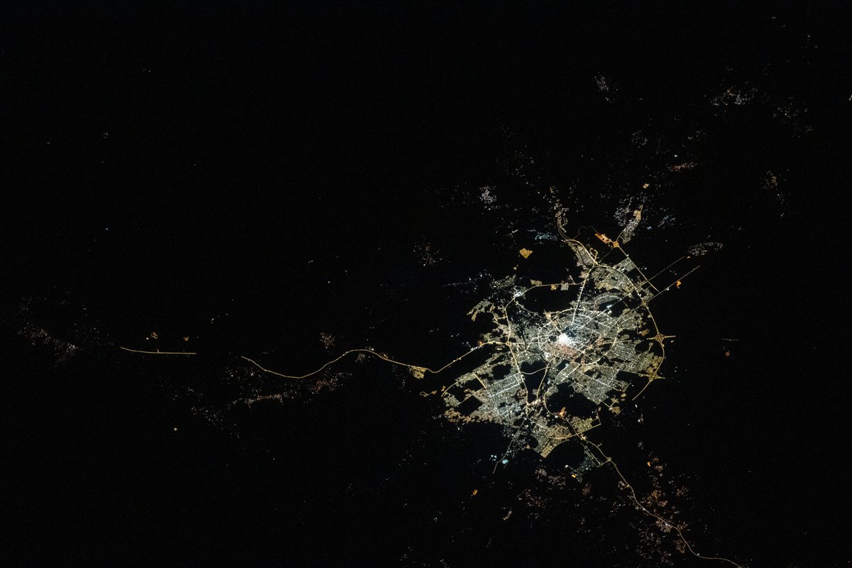 #Medina, #SaudiArabia by night, from @Space_Station Image taken by @AstroJaws on 6 March 2024. Original eol.jsc.nasa.gov/SearchPhotos/p… @DaveAtCOGS @cities4tnight