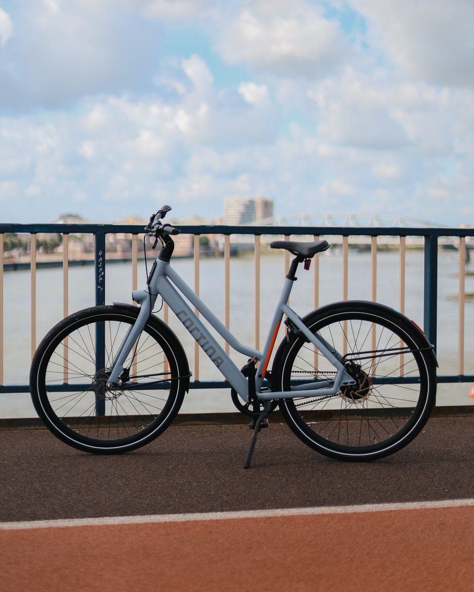 Zoevers's tweet photo. Zeg nou eerlijk, dit is toch een beauty?!
Dit is de Cortina E-Lett in Squirrel Grey Matt, een lichte, elektrische fiets met een strak en minimalistisch ontwerp! 
https://t.co/hz3Qq2Tcn7 https://t.co/m5BnlO46oI