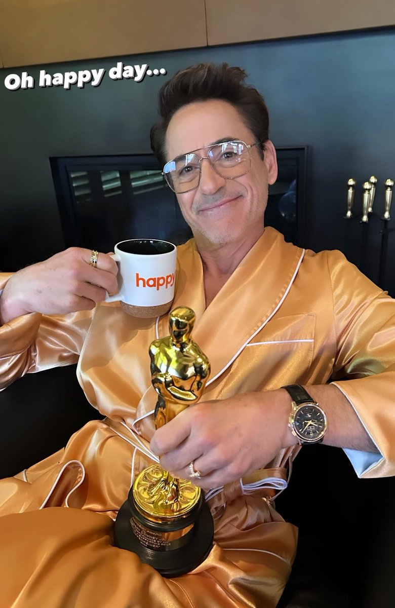 CinemaTweets1's tweet photo. Robert Downey Jr. is Glowing #Oscars https://t.co/22zZcBqrip