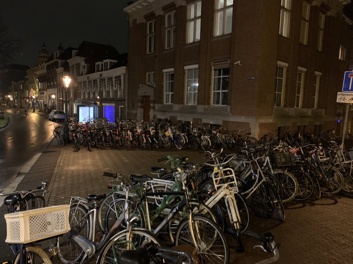 U wilt te voet de stoep van het Kort Rapenburg betreden. Mag dat?