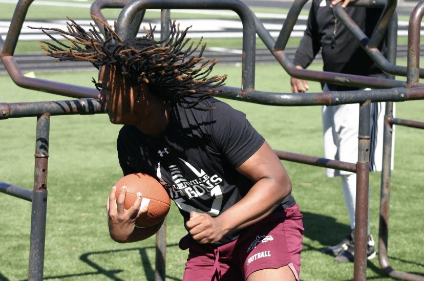AlstonLondon2's tweet photo. I will be finishing my senior season at @CHSDragonFB 🙏🏾 @CoachLoganJohns @CoachJoeRocconi @CoachJW_1617 @Patrick_Macon44 @CSmithScout https://t.co/caJpRa9pMF