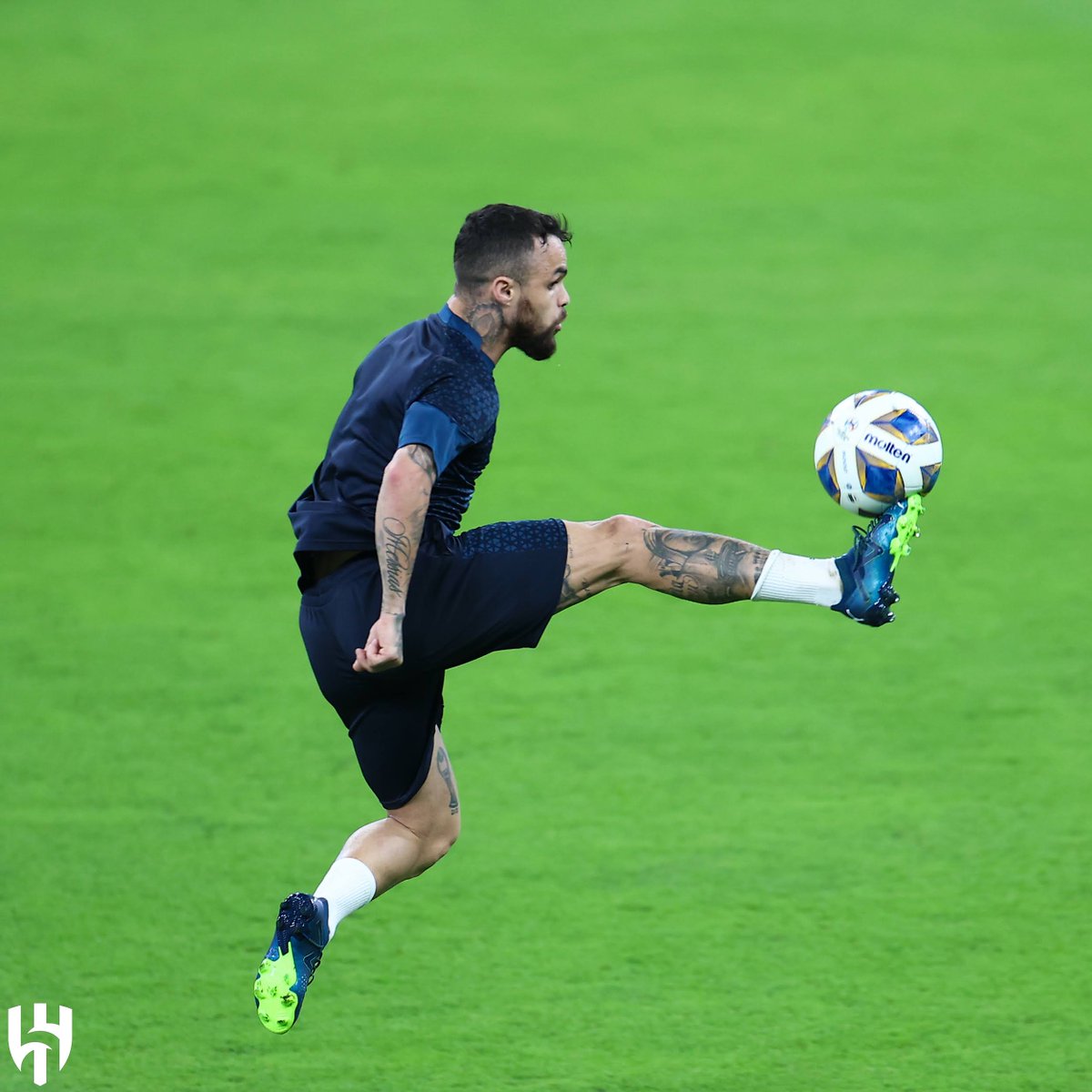 Alhilal_FC's tweet photo. 📸 مران الاثنين.. جمل تكتيكية وتدريبات فنّيـة ⚽️💙

#الهلال https://t.co/toTFIbw7fE