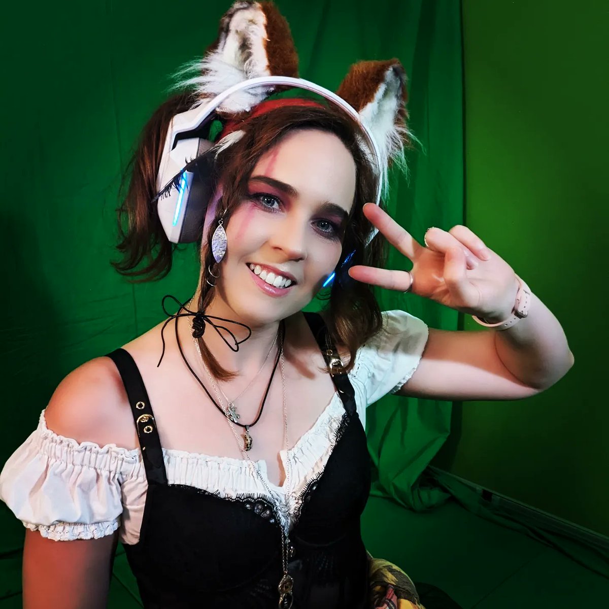 GoannaDark's tweet photo. YAAARRRRR We be pirates 🦜🏴‍☠️ yeah ngl, dressing up as a pirate was a lot of fun 😝 @sirfactent
@DrocksWasTaken @harsh_jellyfish #seaofthieves #beatsaber #mixedreality #metaquest2 #vr #gaming #gamers #vrgamer #gamergirl https://t.co/qy1NuU8Dp9