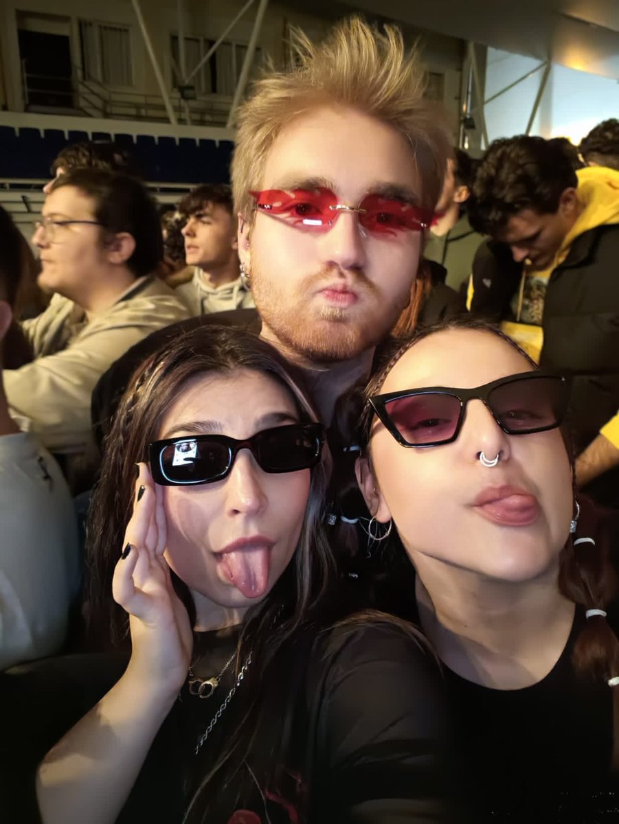 adriiismyname's tweet photo. Con dos de los amores de mi vida en el concierto de Kaze🫶🏻🫶🏻 https://t.co/WPe4O9k6lG