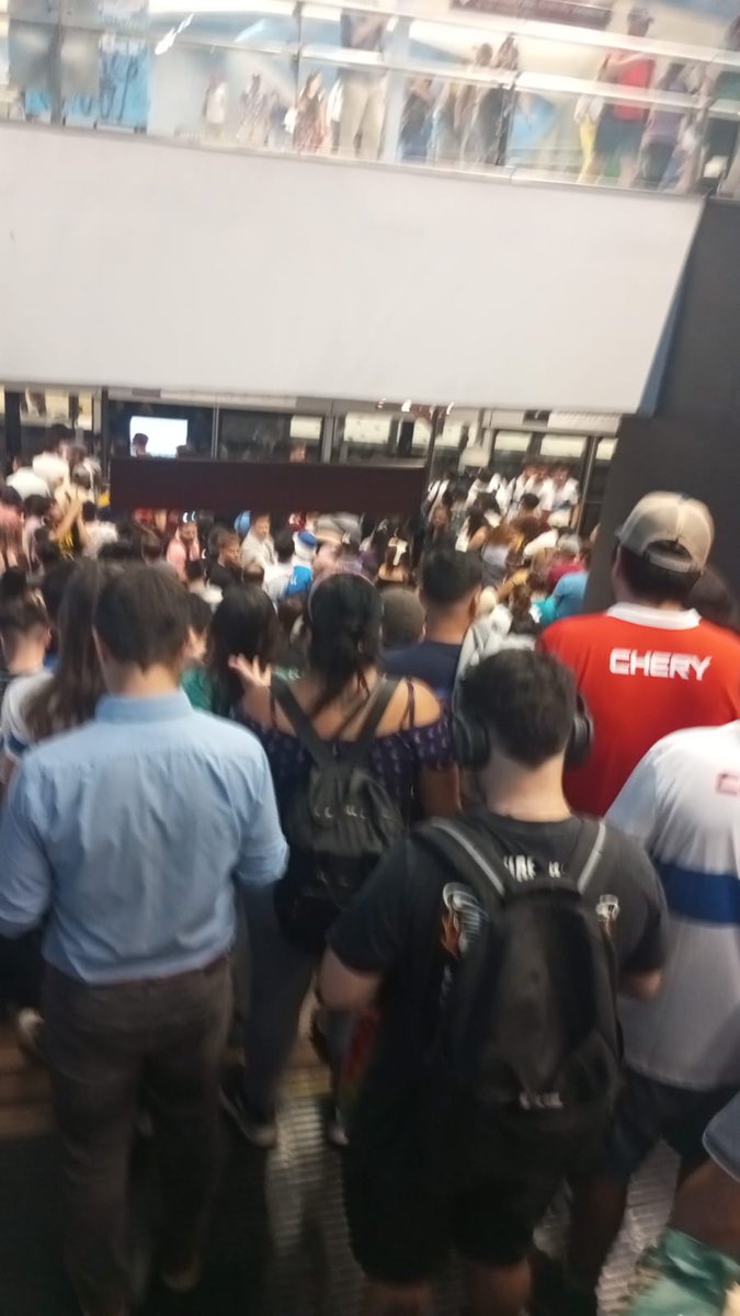 Pukylla's tweet photo. @metrodesantiago Qué pasa en la línea 3 estación U de Chile??? https://t.co/HkF520z7hv