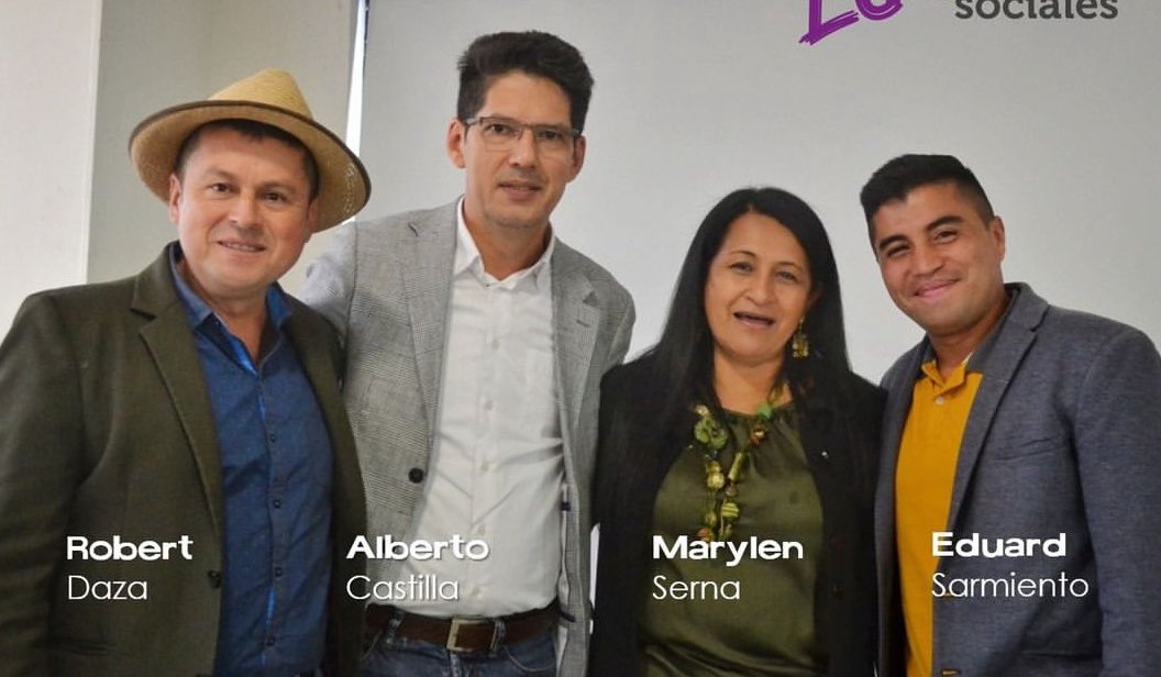 eduardsarmiento's tweet photo. Es tiempo que el Cambio sea con las mujeres.
Hoy está convocado el Ejecutivo Nacional del @PoloDemocratico para elegir presidencia.
@MarylenSerna, lideresa campesina, tiene la fuerza y la capacidad para dirigir el partido y la unidad representando a mujeres y movimientos sociales https://t.co/c5f60xmfFV