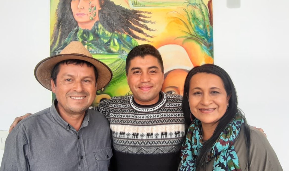 eduardsarmiento's tweet photo. Es tiempo que el Cambio sea con las mujeres.
Hoy está convocado el Ejecutivo Nacional del @PoloDemocratico para elegir presidencia.
@MarylenSerna, lideresa campesina, tiene la fuerza y la capacidad para dirigir el partido y la unidad representando a mujeres y movimientos sociales https://t.co/c5f60xmfFV